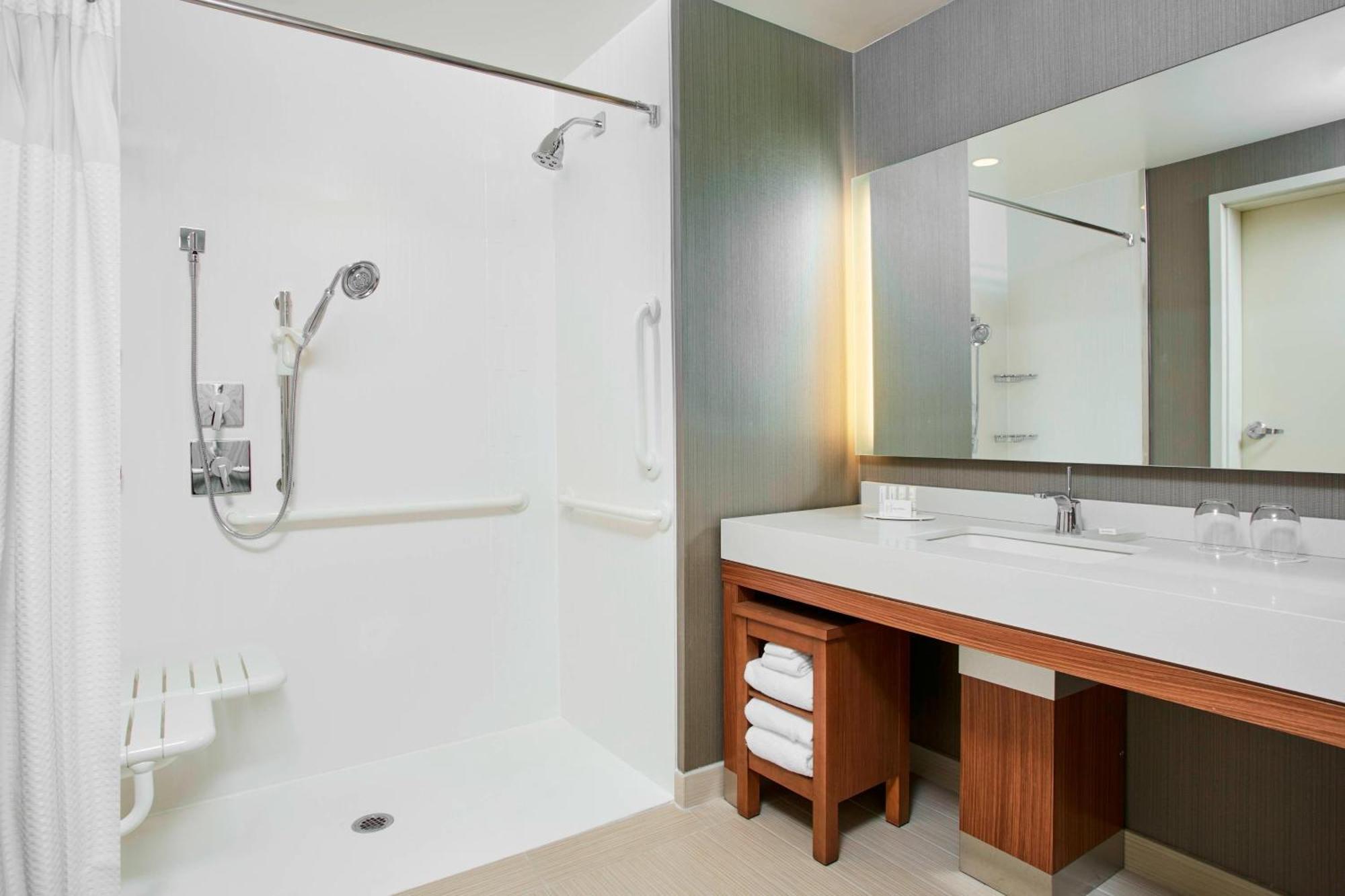 Hotel Courtyard By Marriott Erie Bayfront Esterno foto
